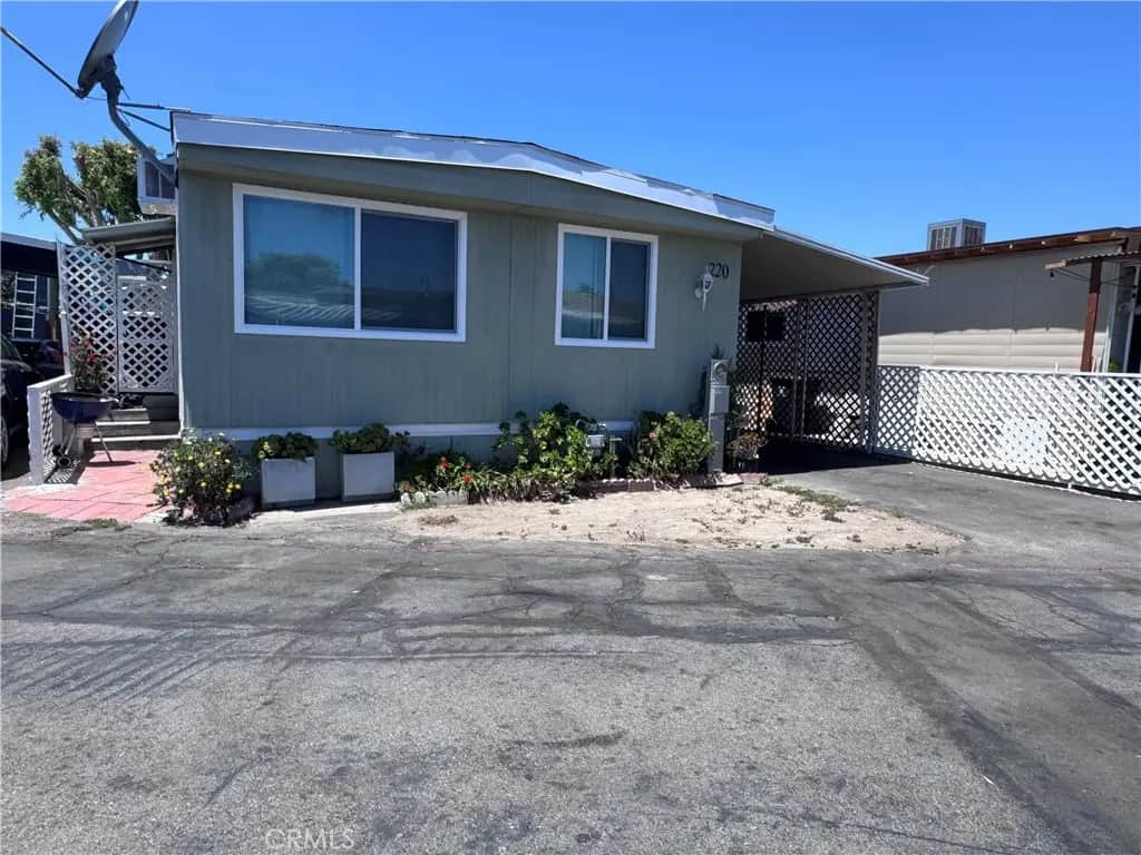 220 Vienna, Santa Ana, CA — listing photo 1