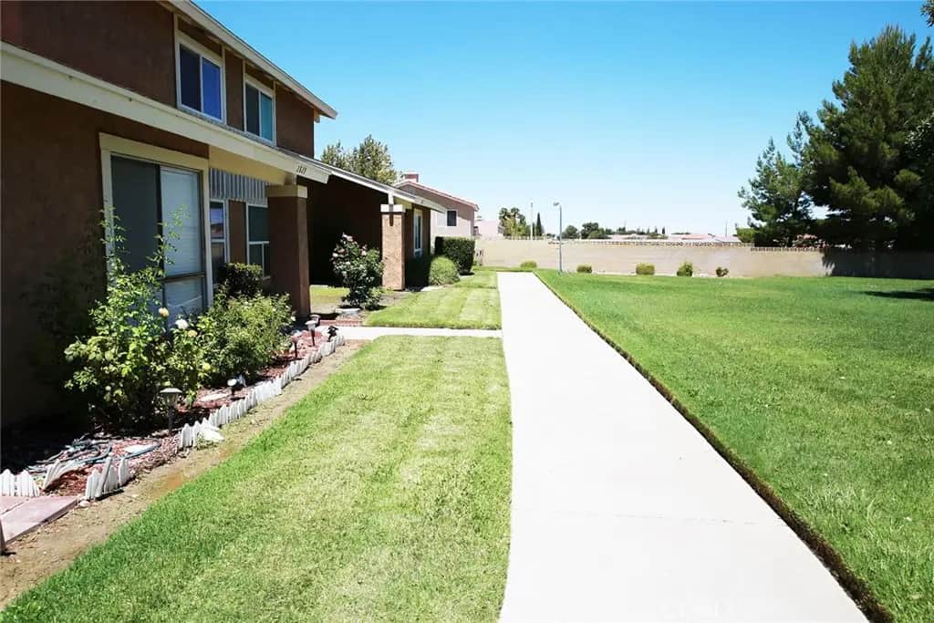 2829 W Avenue J4, Lancaster, CA — listing photo 1