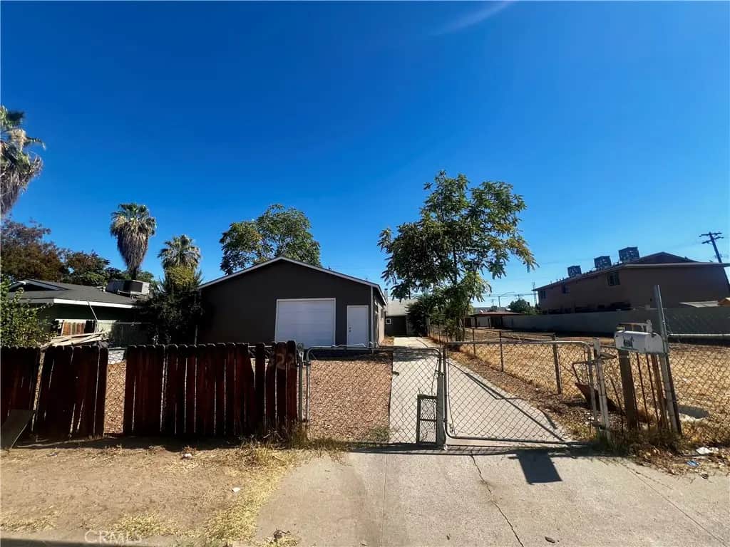 1322 Quincy, Bakersfield, CA — listing photo 1