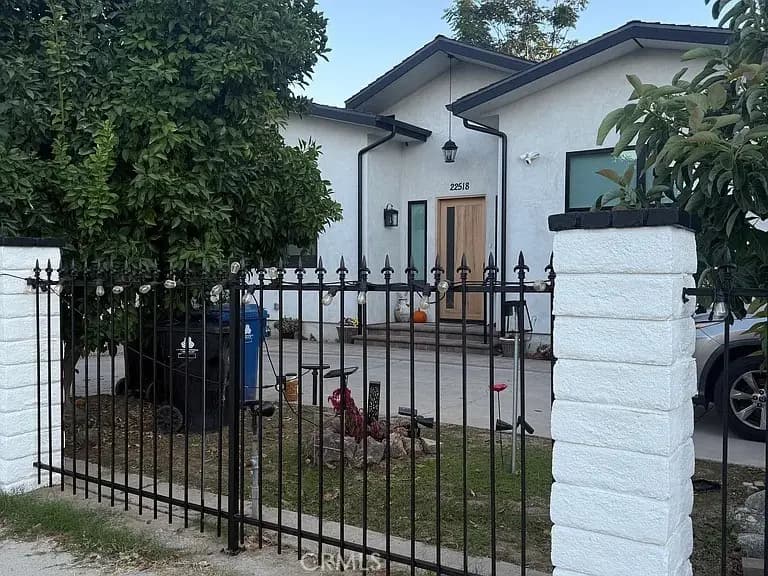 22520 Clarendon, Woodland Hills, CA — listing photo 1