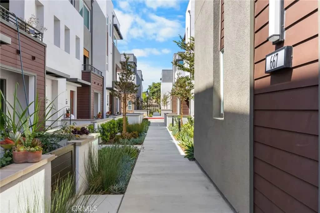 669 S Lyon Street, Santa Ana, CA — listing photo 1