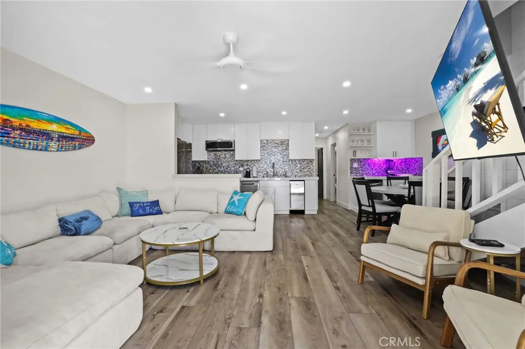 711 Pacific Coast Hwy 330, Huntington Beach, CA — listing photo 1