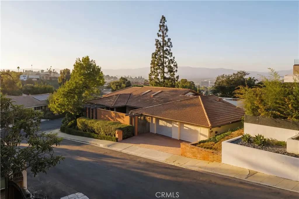 16347 Mandalay Drive, Encino, CA — listing photo 1