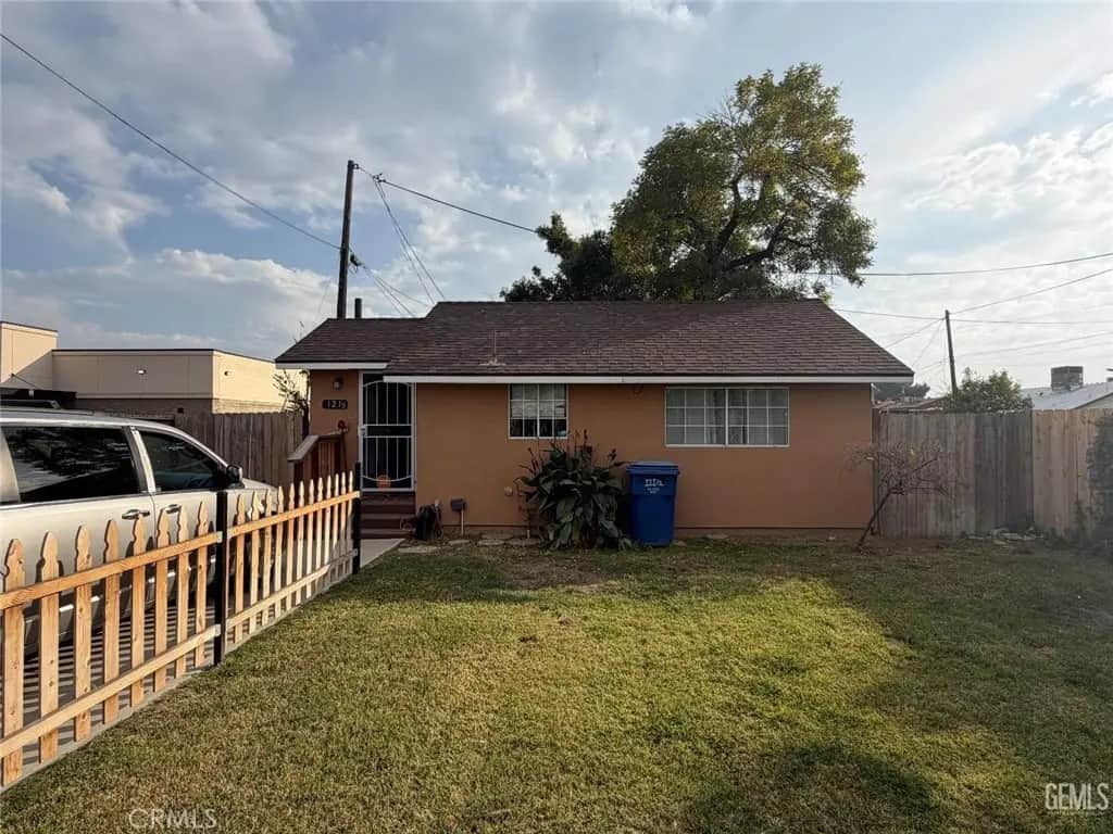 121 Roberts, Bakersfield, CA — listing photo 1