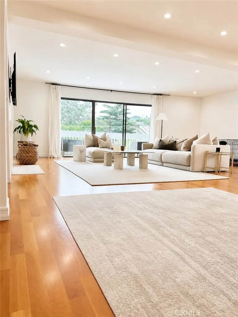 1310 Roxbury Drive 302, Los Angeles, CA — listing photo 1