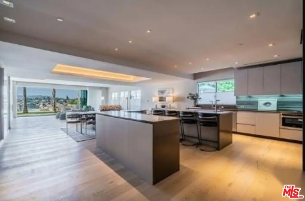 2391 Roscomare 403, Los Angeles, CA — listing photo 1