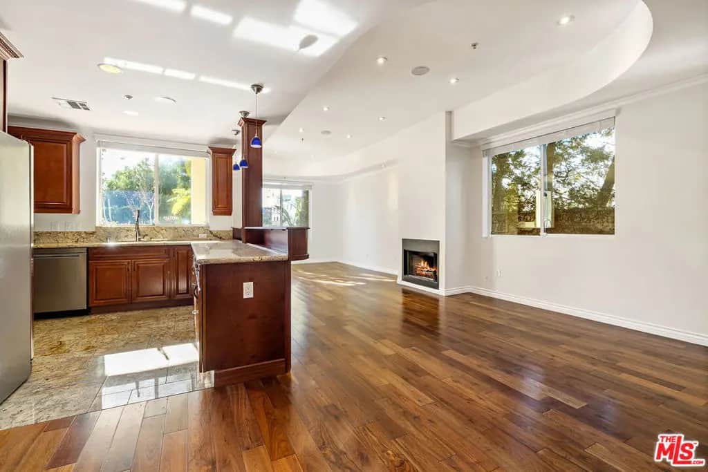 632 N Kings Road 101, West Hollywood, CA — listing photo 1