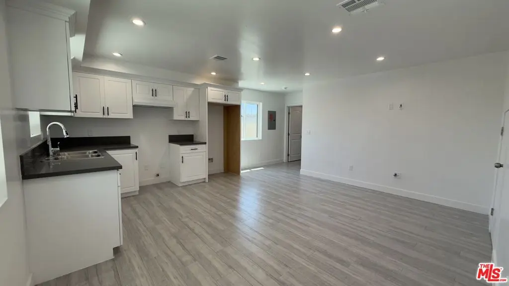 9011 Holmes Avenue B, Los Angeles, CA — listing photo 1