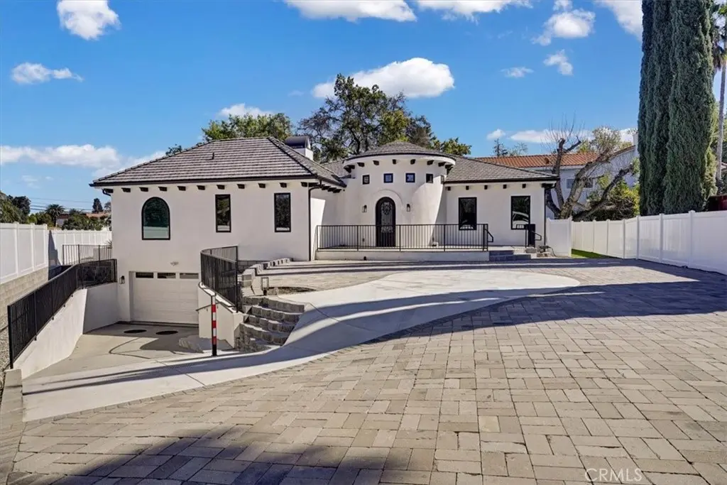 5520 Woodlake, Woodland Hills, CA — listing photo 1