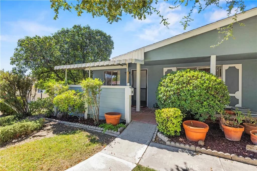 19231 Avenue Of The Oaks A, Newhall, CA — listing photo 1