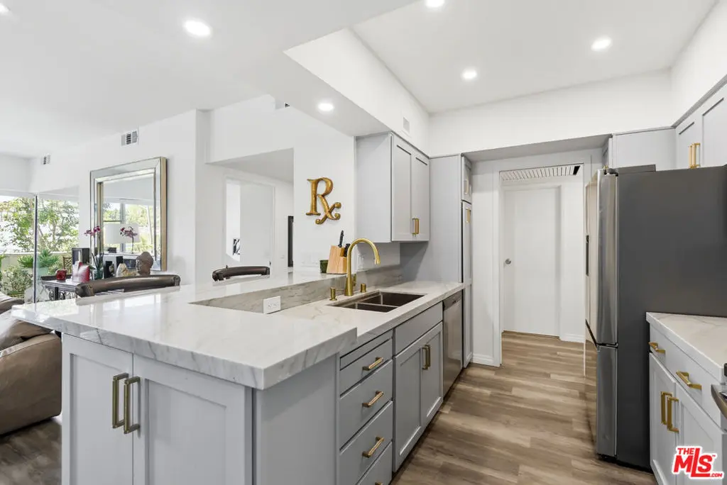 7135 Hollywood Boulevard 206, Los Angeles, CA — listing photo 1