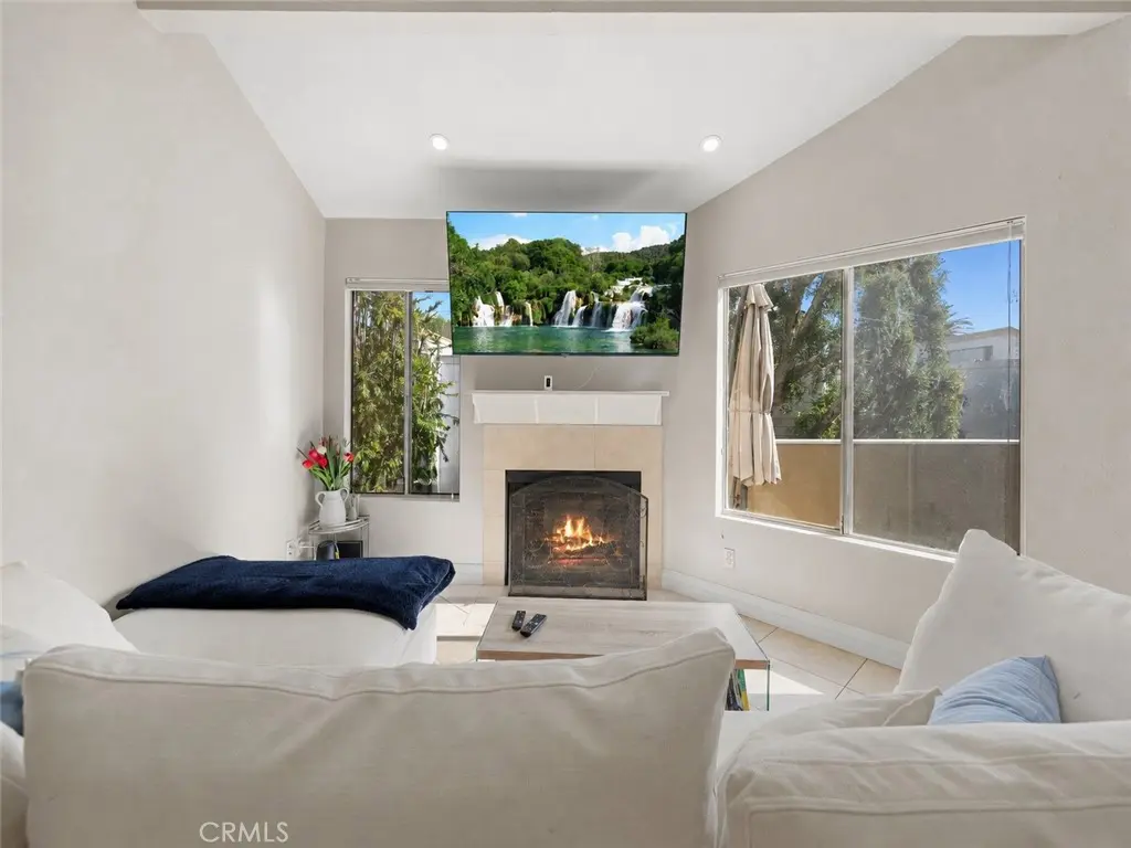 18408 Hatteras Street 44, Tarzana, CA — listing photo 1