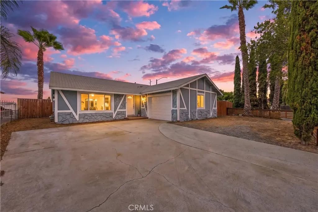 560 W Los Angeles Drive, Vista, CA — listing photo 1