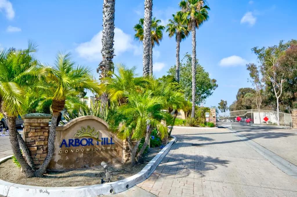 432 Edgehill Ln 32, Oceanside, CA — listing photo 1