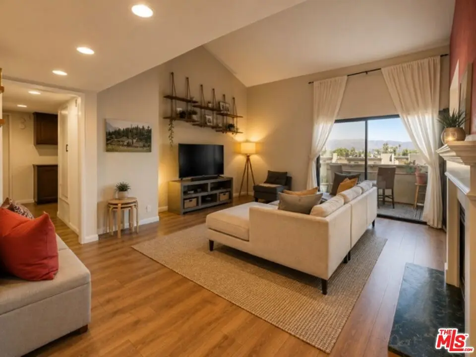 7625 Reseda Boulevard 305, Los Angeles, CA — listing photo 1