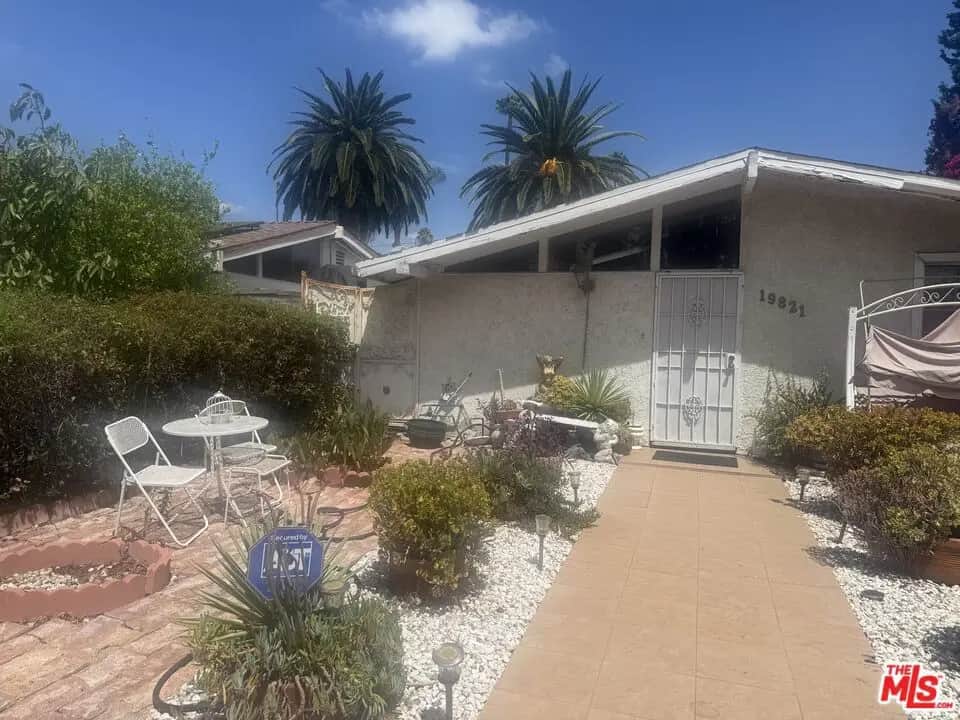 19821 Victory Boulevard, Los Angeles, CA — listing photo 1