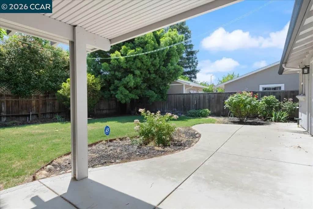 916 N Estates Dr, Brentwood, CA — listing photo 1