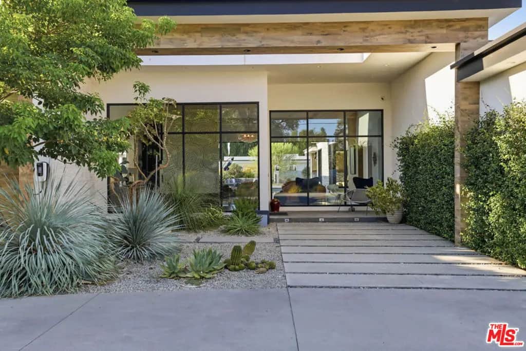 22935 Oxnard Street, Los Angeles, CA — listing photo 1