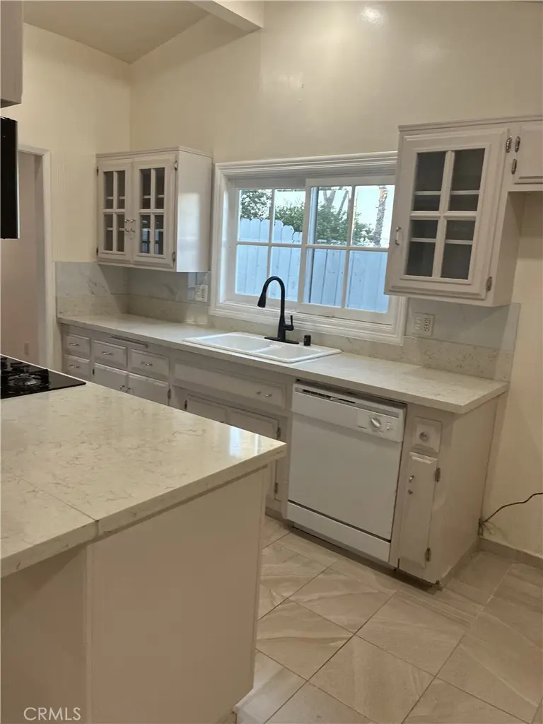 20405 Oxnard, Woodland Hills, CA — listing photo 1