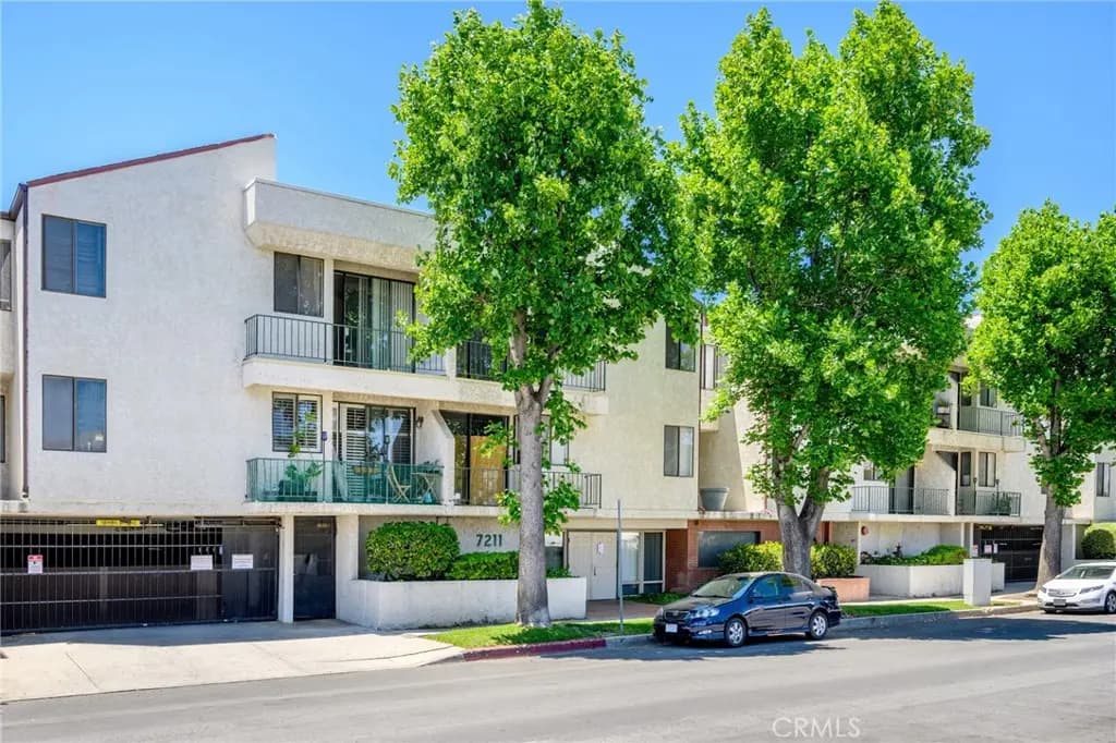 7211 Cozycroft Avenue 16, Winnetka, CA — listing photo 1