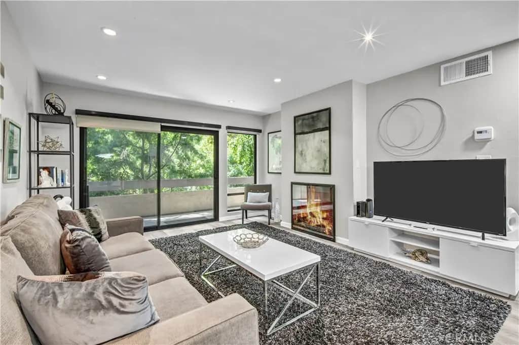 950 N Kings Road 103, West Hollywood, CA — listing photo 1