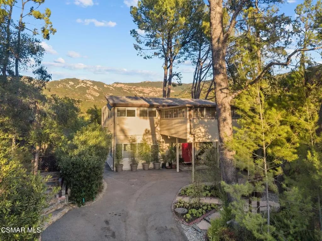 2025 Mckain Street, Calabasas, CA — listing photo 1