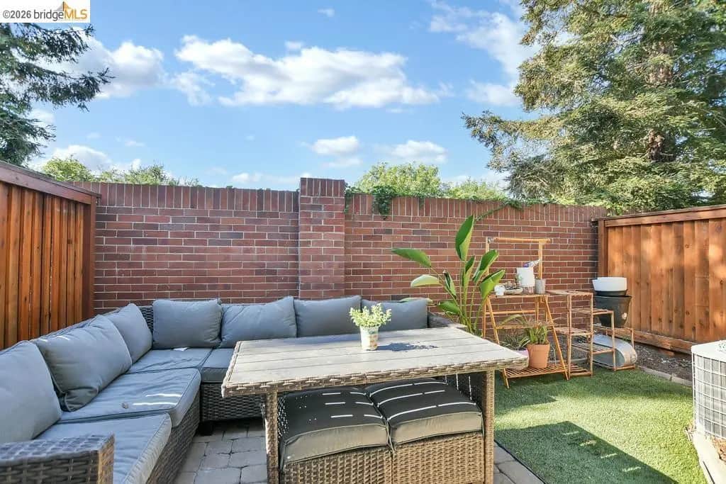 231 Washington Dr, Brentwood, CA — listing photo 1