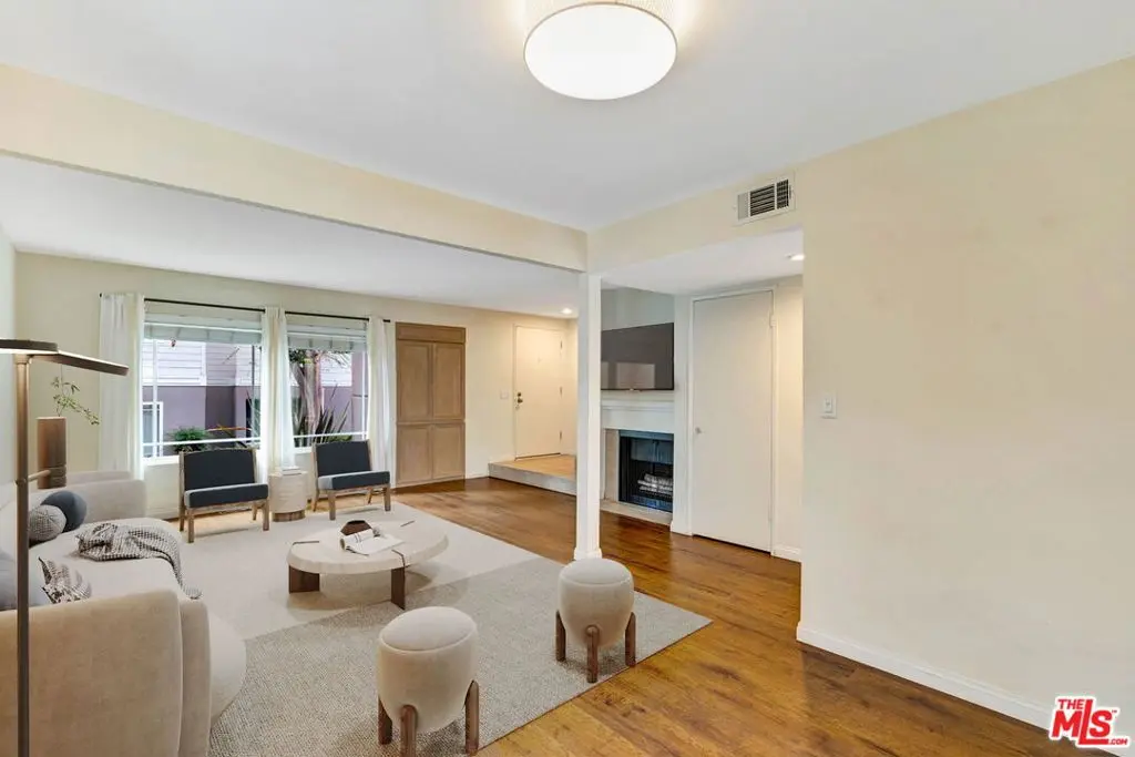 10239 White Oak Avenue 1, Los Angeles, CA — listing photo 1