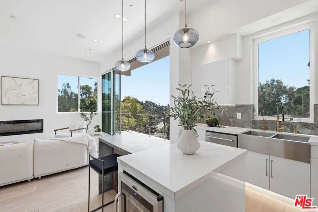 2311 Cove Avenue, Los Angeles, CA — listing photo 1