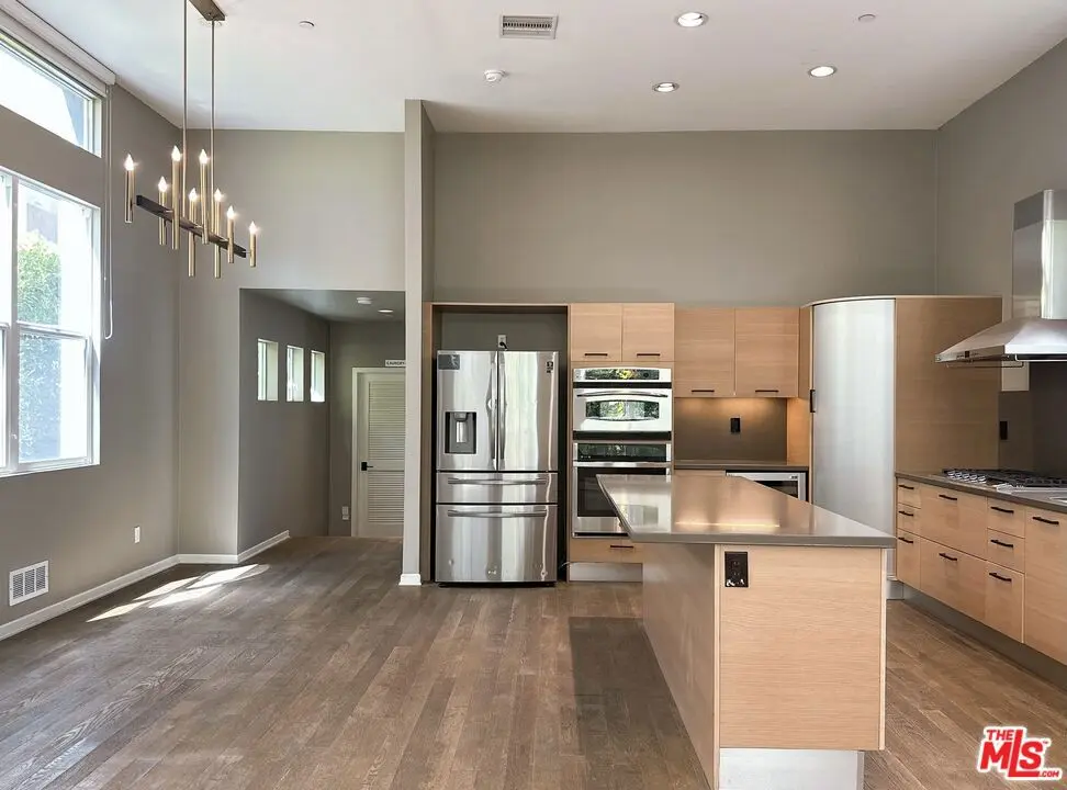6581 Seabluff Drive 11, Playa Vista, CA — listing photo 1