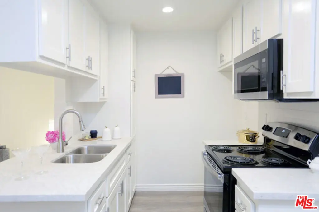 550 S Manhattan Place, Los Angeles, CA — listing photo 1