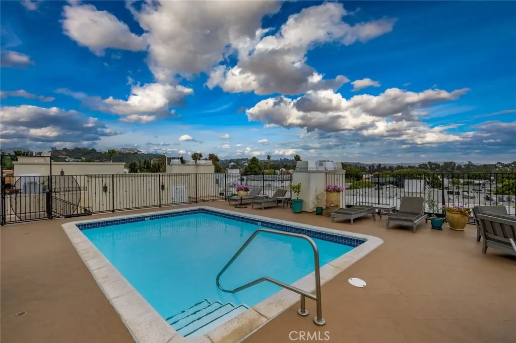 11740 W Sunset Boulevard 14, Los Angeles, CA — listing photo 1