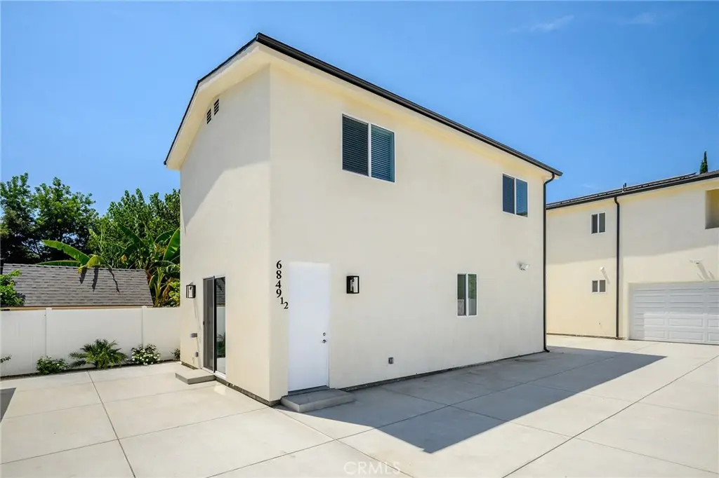 6849 De Celis Place 1/2, Van Nuys, CA — listing photo 1