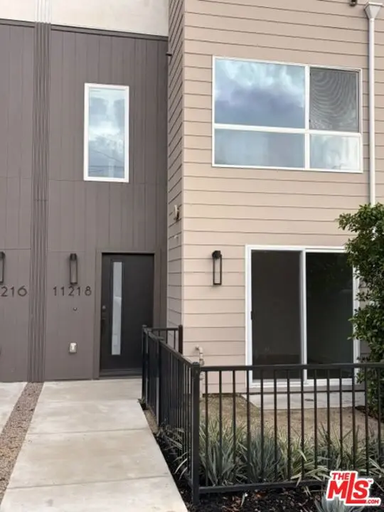 11218 W Victory Boulevard 4, Los Angeles, CA — listing photo 1