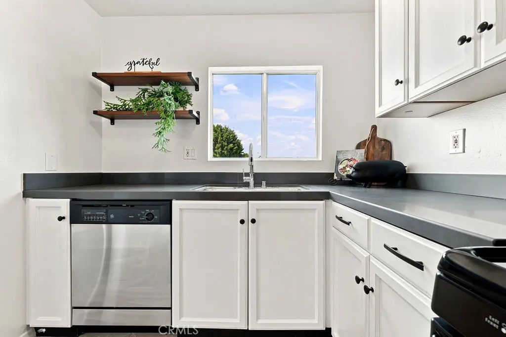 18350 Hatteras 211, Tarzana, CA — listing photo 1