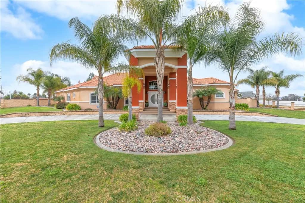 947 W Commonwealth Avenue, Hemet, CA — listing photo 1
