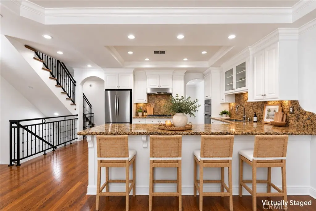 1551 Artesia Boulevard 4, Manhattan Beach, CA — listing photo 1