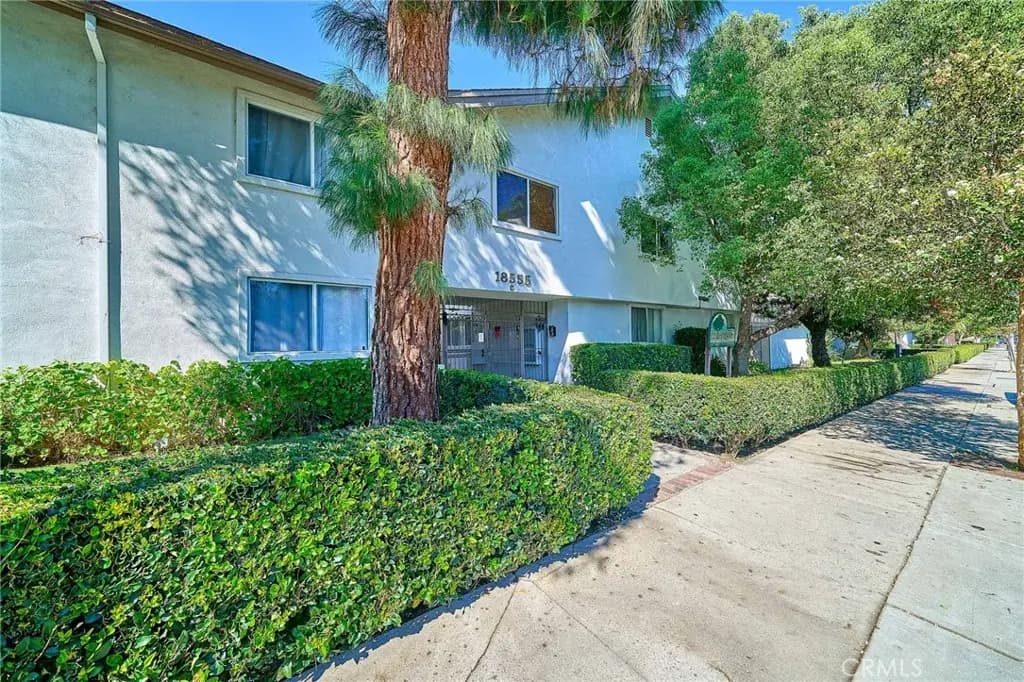 18555 Collins Street C26, Tarzana, CA — listing photo 1