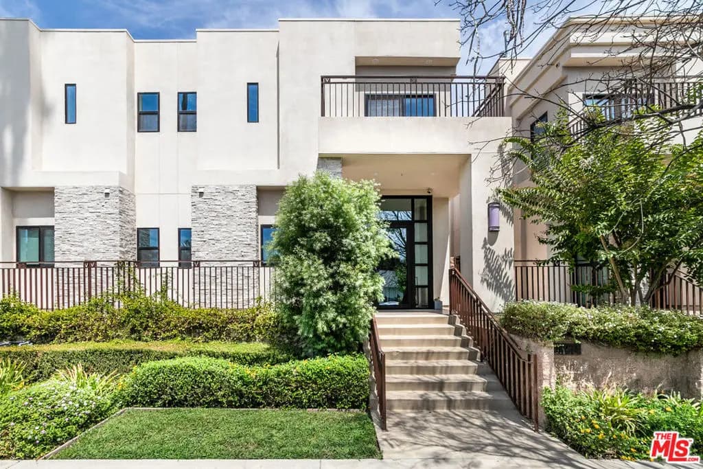 18723 Redwing Street, Tarzana, CA — listing photo 1