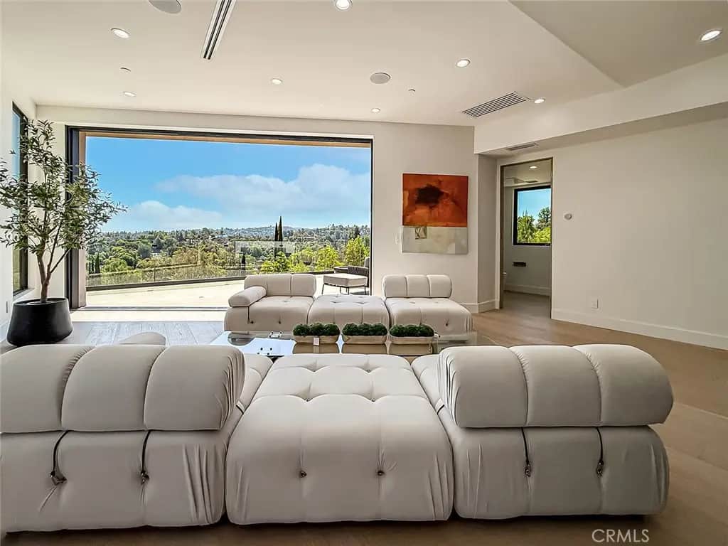 5130 Medina, Woodland Hills, CA — listing photo 1