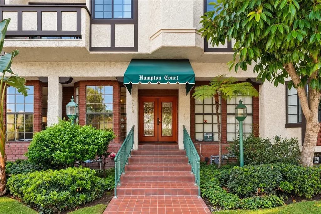 17914 Magnolia Boulevard 135, Encino, CA — listing photo 1