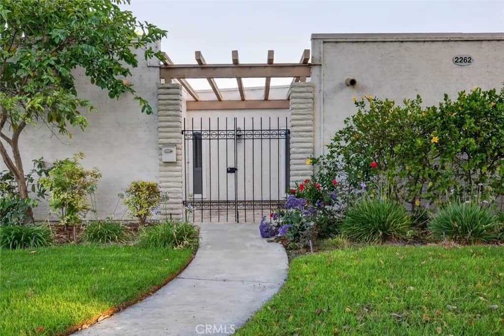 2262 Via Puerta D, Laguna Woods, CA — listing photo 1