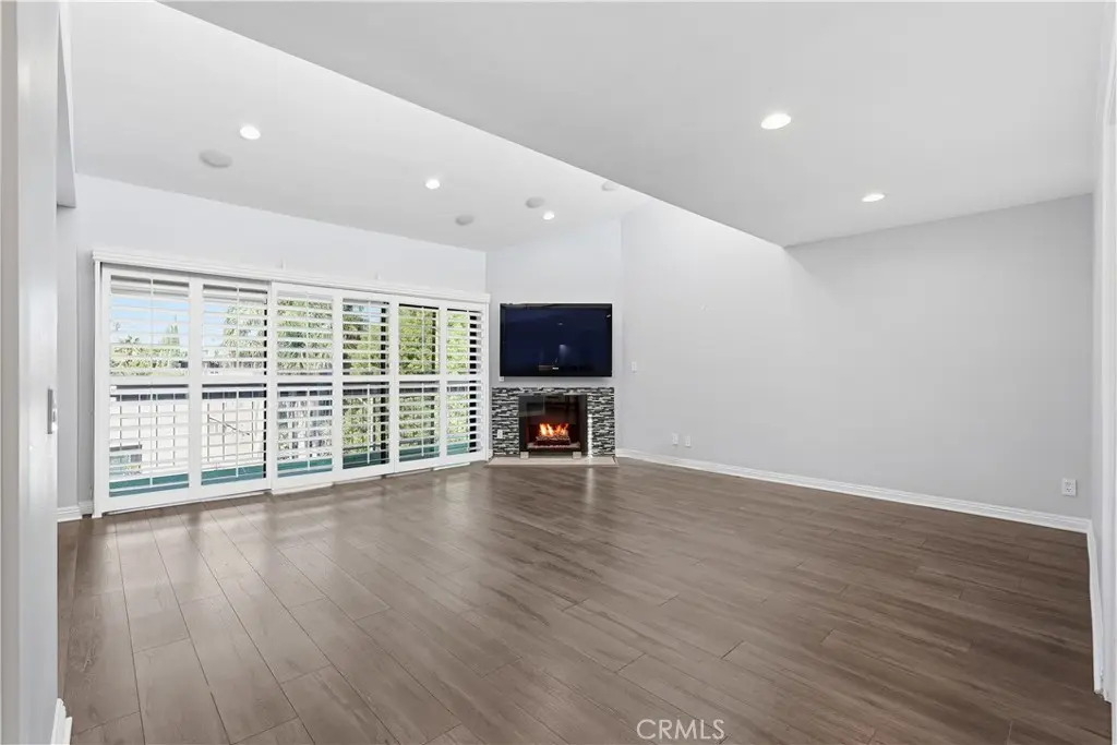 4542 Willis Avenue 302, Sherman Oaks, CA — listing photo 1