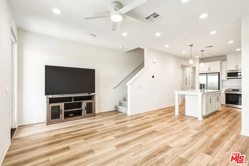 1095 N Harbor Blvd, Anaheim, CA — listing photo 1