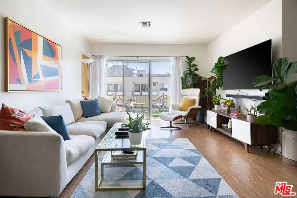 1233 N Laurel Avenue 214, West Hollywood, CA — listing photo 1