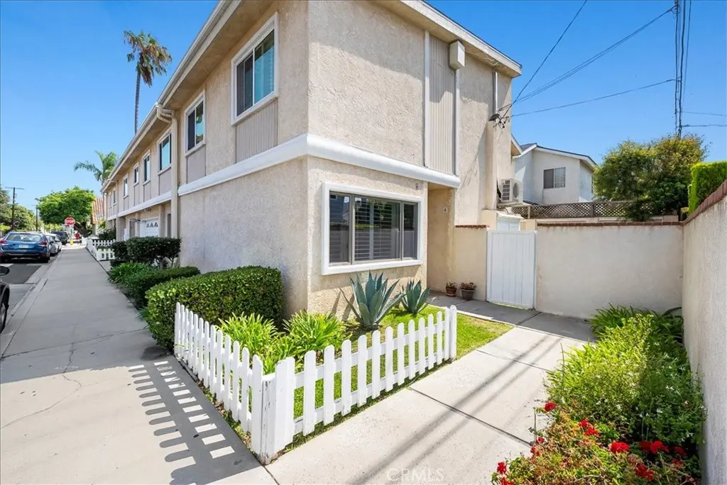 2400 Voorhees 4, Redondo Beach, CA — listing photo 1