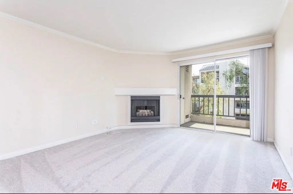 5530 Owensmouth Avenue 219, Woodland Hills, CA — listing photo 1