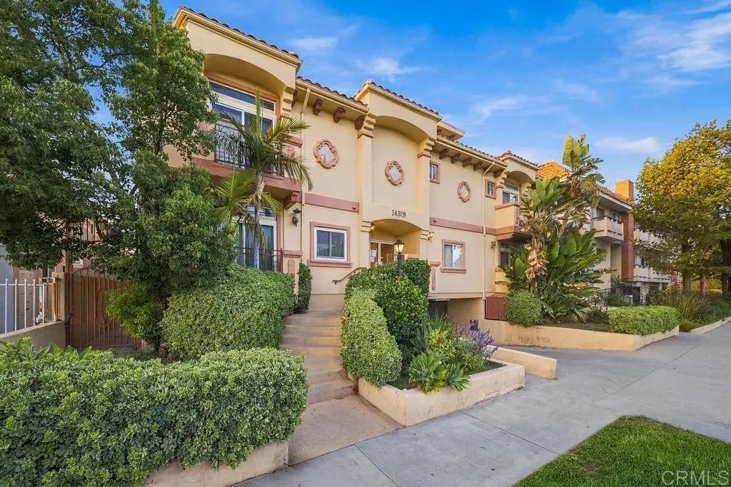 14819 Magnolia Boulevard 7, Sherman Oaks, CA — listing photo 1