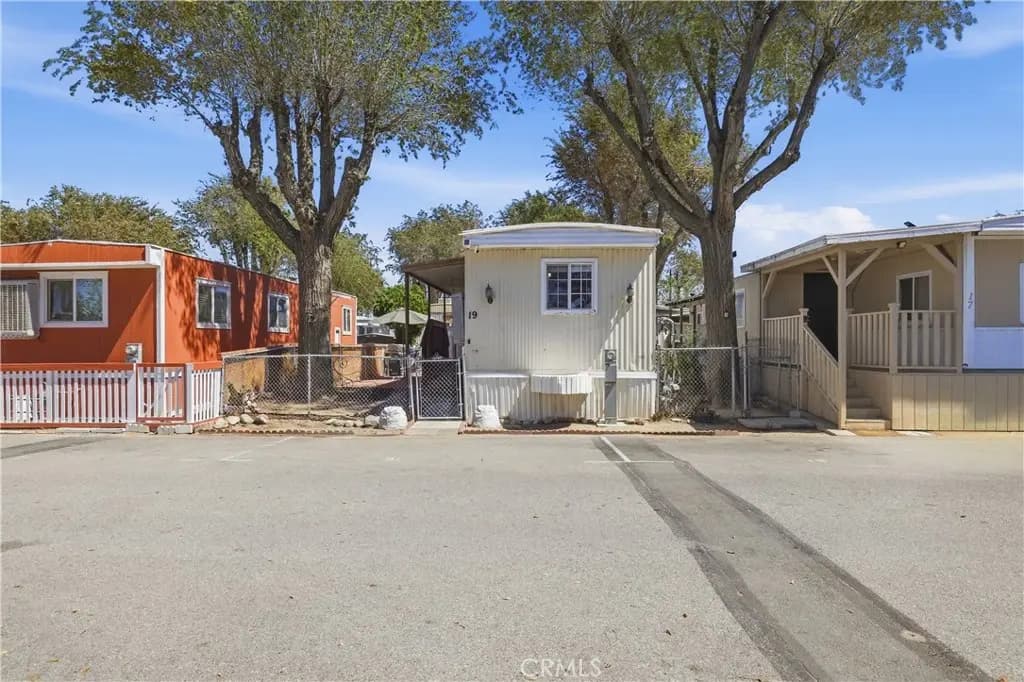 1617 E Avenue I 19, Lancaster, CA — listing photo 1