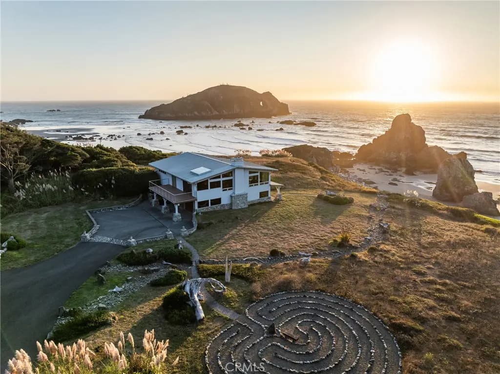 405 Island View, Smith River, CA — listing photo 1